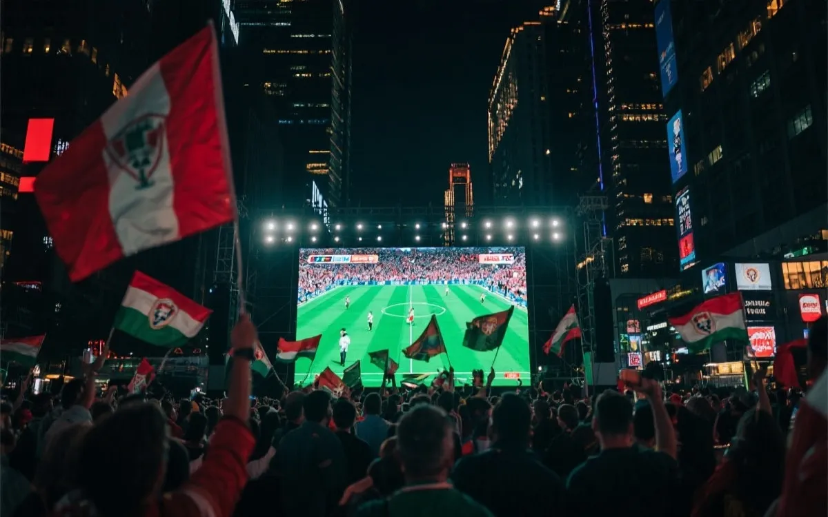 城市广场户外大屏观看世界杯决赛的人群与夜景